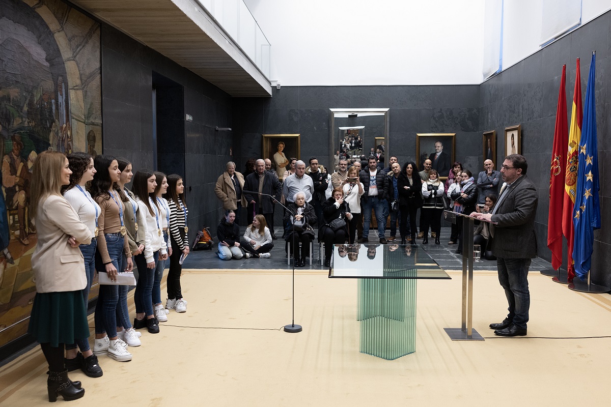 El Parlamento de Navarra recibió al Club Rítmica Ansoáin